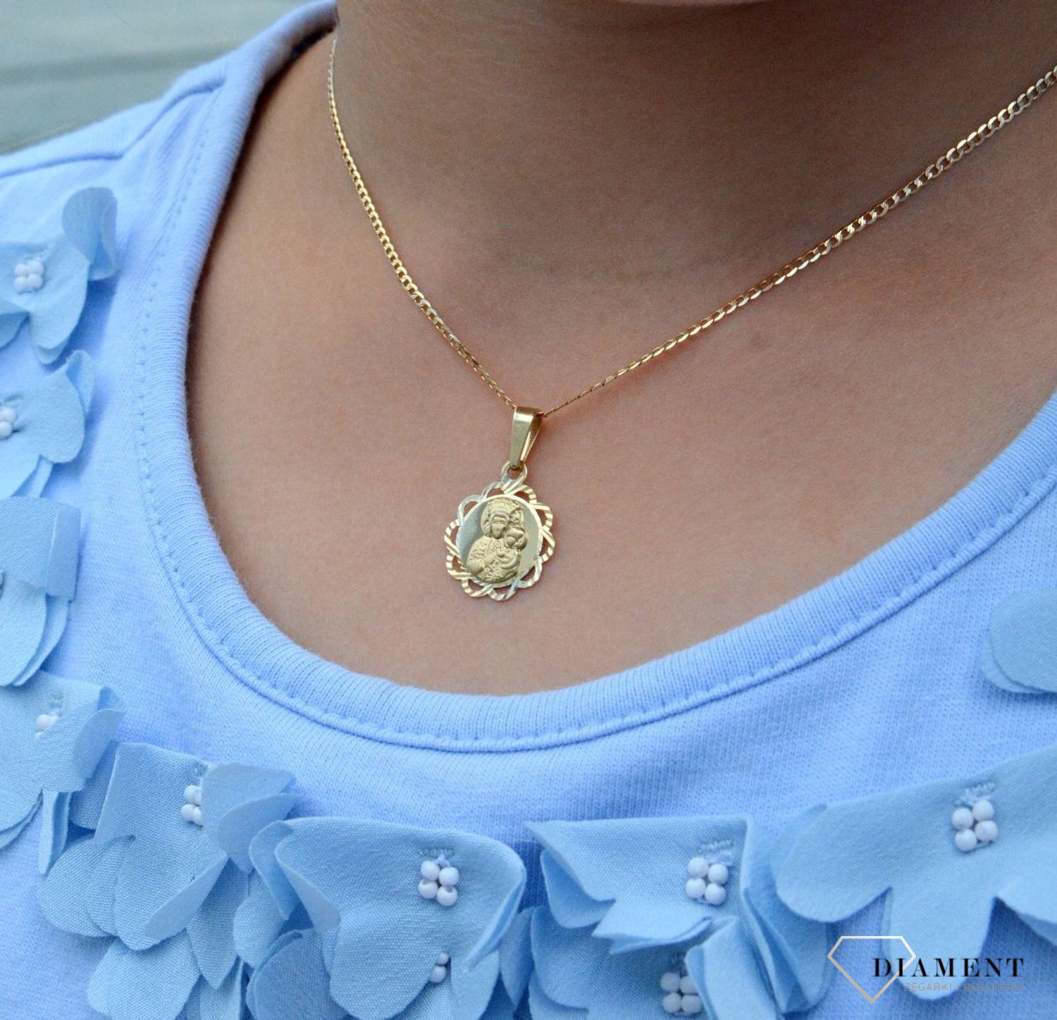 Złota zawieszka medalik pr333 Matka Boska ZA 6760 333. Medalik będący wspaniałą pamiątką i prezentem z okazji chrztu, komunii czy bierzmowania. Zawieszka wykonana ze złota próby 333. Piękna biżuteria o bogatej symbolice religijnej (1).jpg